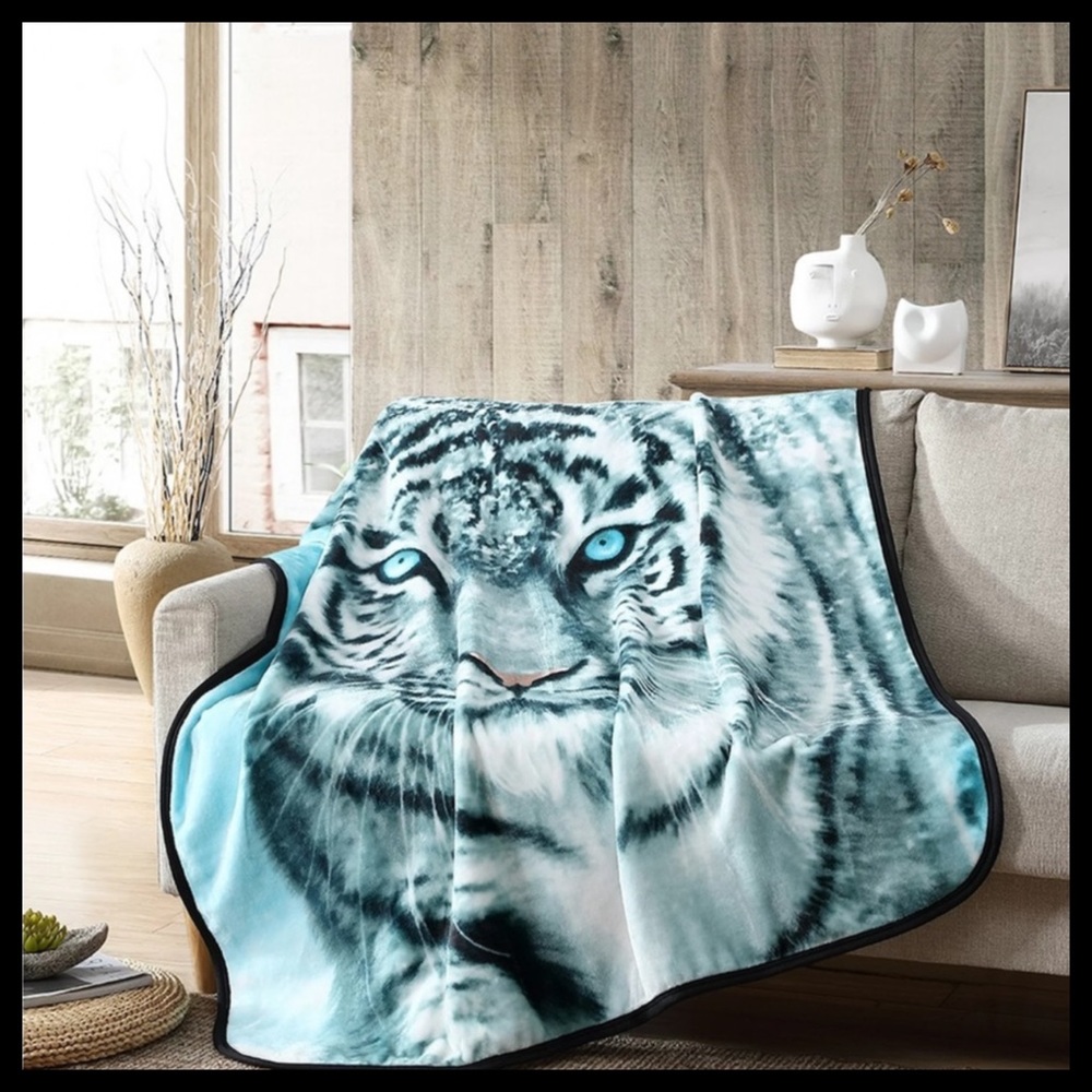 NWT Wilderness Plush Tiger Throw